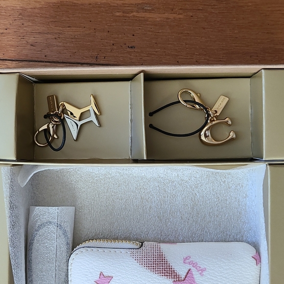 Coach Boxed Corner Zip Wristlet With Disco Star Print - Picture 3 of 6